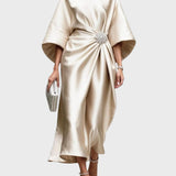 Satino Suknelė su Šoniniu Plepšimu ir Dekoratyvine Sagtimi