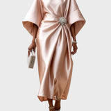 Satino Suknelė su Šoniniu Plepšimu ir Dekoratyvine Sagtimi