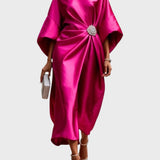Satino Suknelė su Šoniniu Plepšimu ir Dekoratyvine Sagtimi