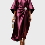 Satino Suknelė su Šoniniu Plepšimu ir Dekoratyvine Sagtimi