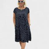 Greta - Suknelė su apvalia iškirpte ir gražiu raštu