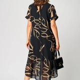 Lengvas Suknelė su Linijiniais Raštais ir V Formos Iškirpte