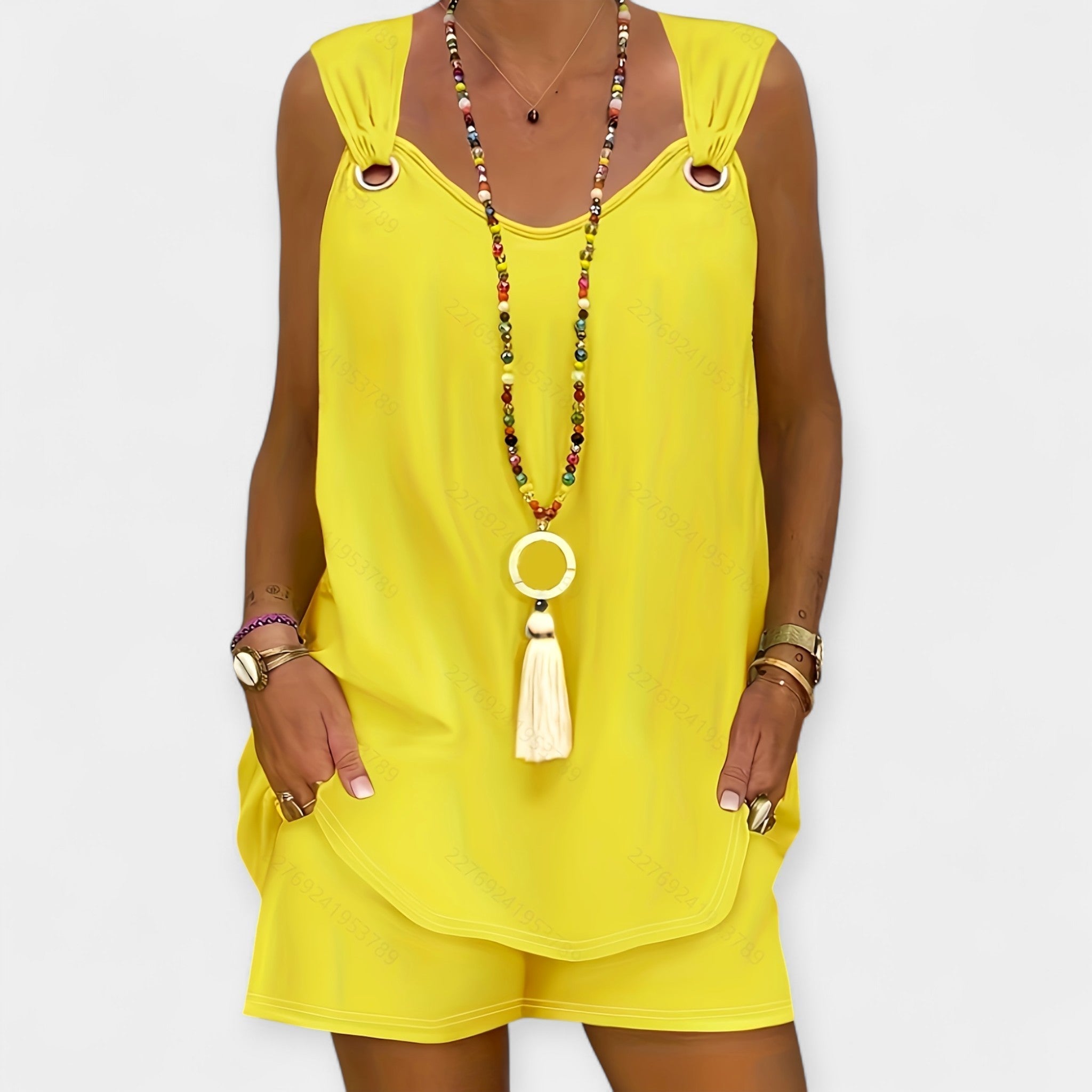 Be rankovių marškinėlių ir šortų rinkinys