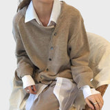 Ugnė | Minkštas megztinis su žaisminga sagų užsegimo detale