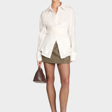 Rudasis Marškinys su Apvyniojimu ir Išskirtiniu Akcentu