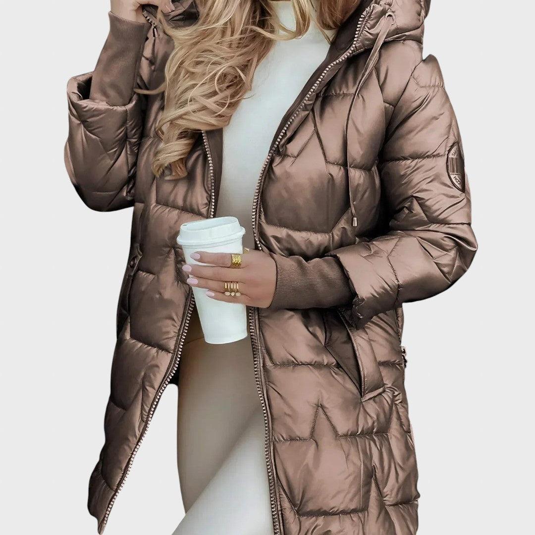 Sniegė | Ilgas ir šiltas dygsniuotas paltas su apgaubiančiu gobtuvu