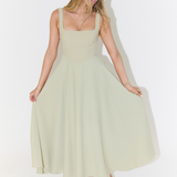 Elegantiška Midi Suknelė su Romantingu Siluetu