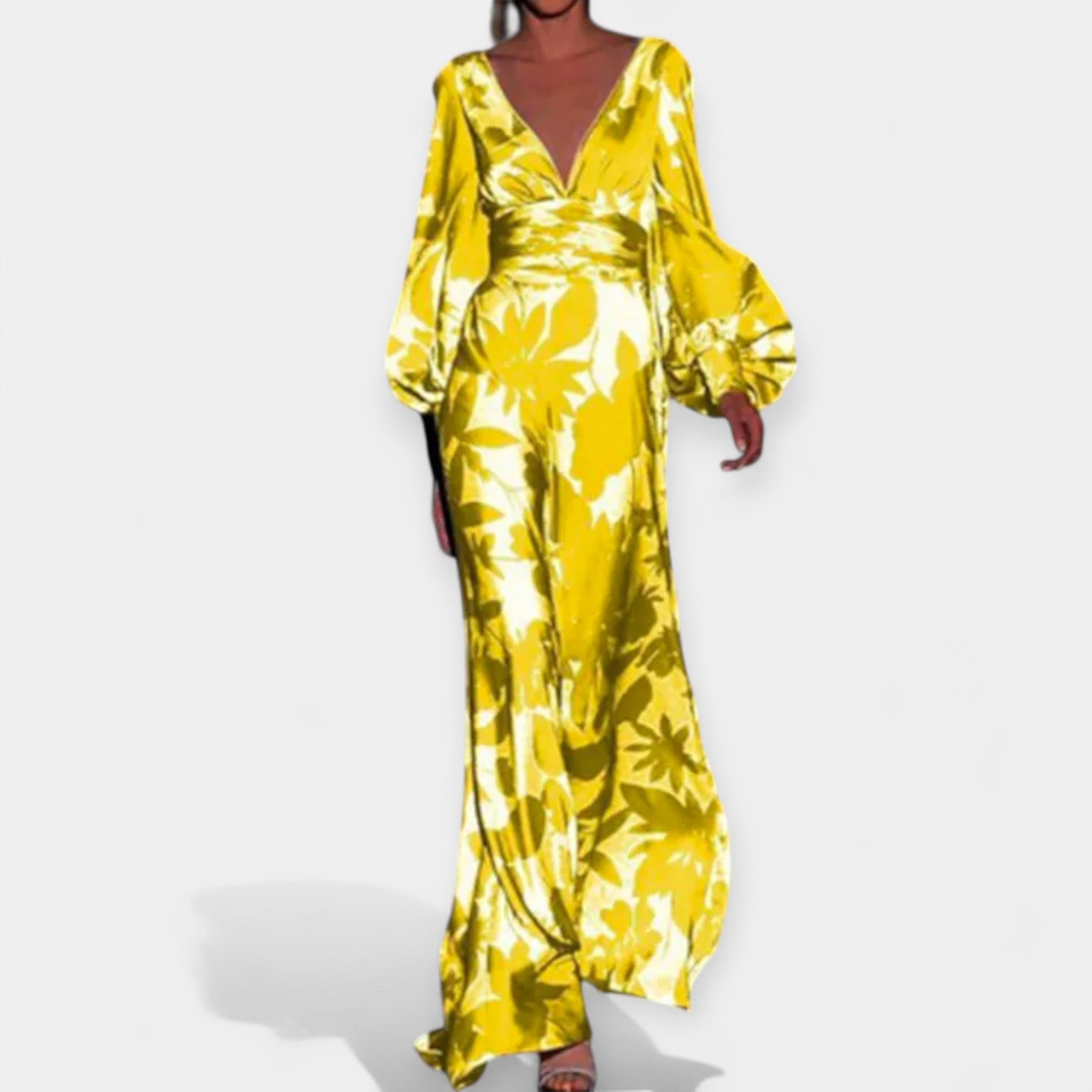 Suknelė su Oro Detalėmis