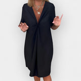 Elegantiška suknelė su V formos iškirpte ir dekoratyviu apvadu