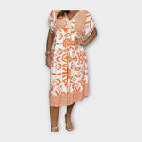 Kaklo iki kelių ilgio kaftanas su raštais ir virvele