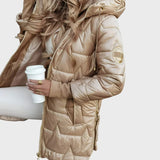 Sniegė | Ilgas ir šiltas dygsniuotas paltas su apgaubiančiu gobtuvu